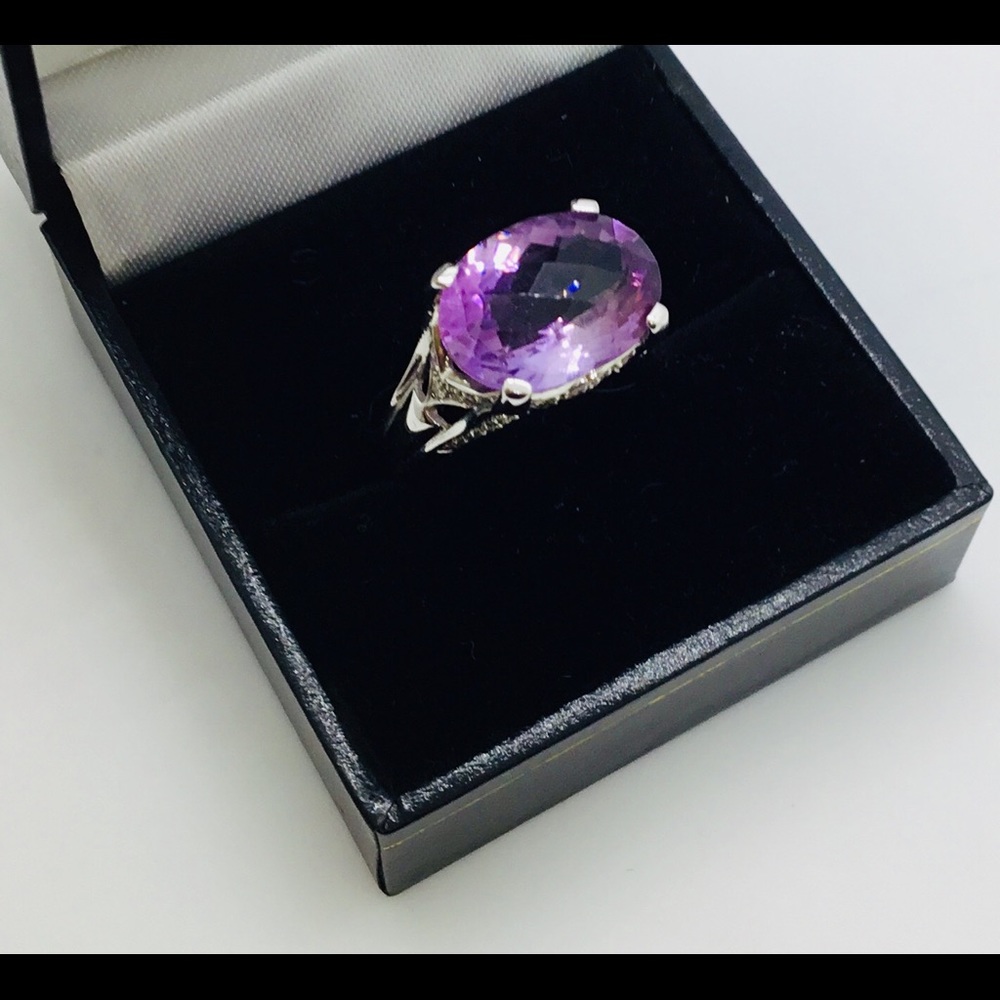 Gorgeous Ladies Amethyst and Diamond Ring
